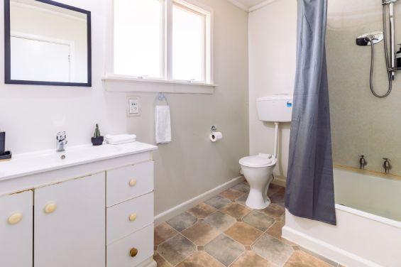 Clean and well-maintained bathroom in the One-Bedroom Standard unit at Belle Bonne Motel Christchurch