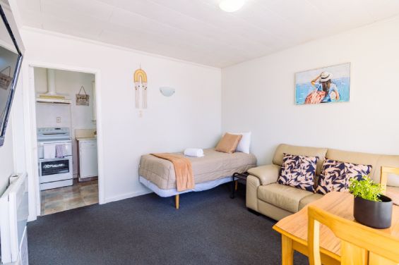 Lounge with single bed in the One-Bedroom Superior unit at Belle Bonne Motel Christchurch