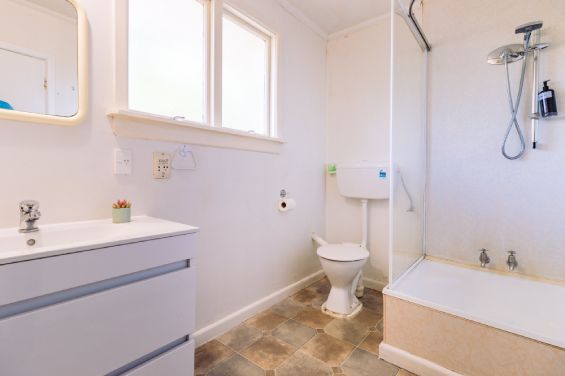 Modern bathroom facilities in the One-Bedroom Large Suite at Belle Bonne Motel Christchurch