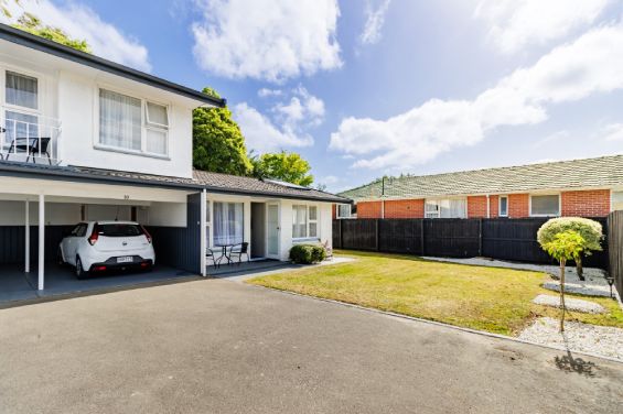 Scenic personal garden area and private patio at the Large Suite at Belle Bonne Motel Christchurch