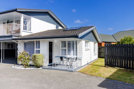 Patio area for the Two-Bedroom Standard unit at Belle Bonne Motel Christchurch