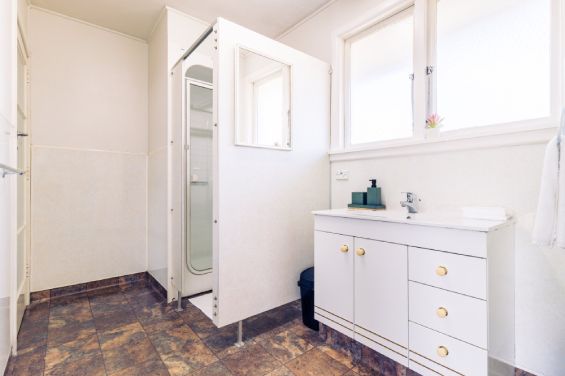 Bathroom with shower and free toiletries in the Two-Bedroom Garden unit at Belle Bonne Motel Christchurch