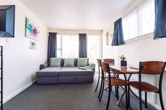 Lounge with comfortable sofa in the Large Apartment at Belle Bonne Motel Christchurch